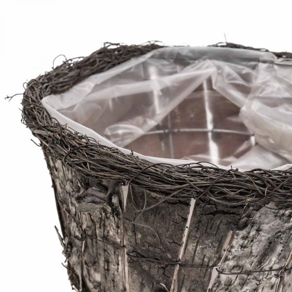 Blumenkübel aus Baumrinde und Zweigen