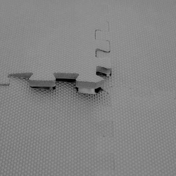 Interlocking-Bodenmatten aus Schaumstoff mit strukturierter Oberfläche und Puzzlekanten.