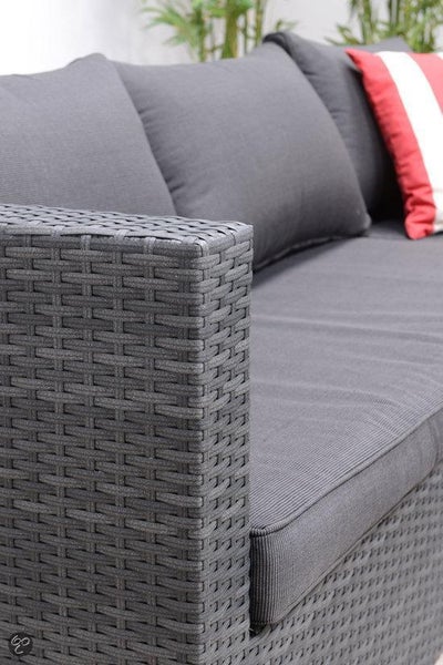 Detail eines Gartensofas aus anthrazitfarbenem Polyrattan-Geflecht mit passenden Sitz- und Rückenkissen.