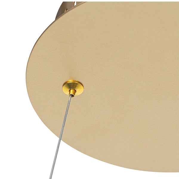 Detail einer goldenen Deckenleuchte mit Kabel