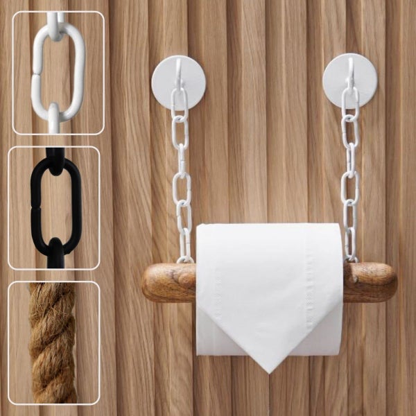 Toilettenpapierhalter mit Kettenaufhängung und Holzrolle vor vertikalen Holzlatten, inklusiv Varianten als Kette oder Seil
