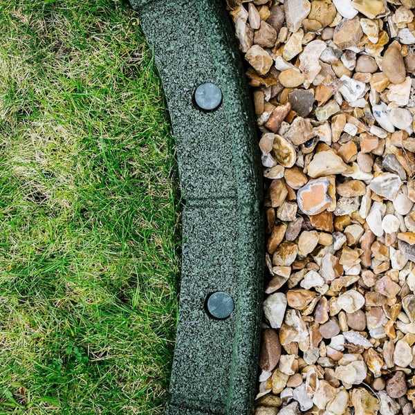 FlexiBorder (Grün, 6 Meter) - flexible Rasenkante, Komplettset, biegbar bis 70°, recycelte Rohstoffe, speziell geeignet für kinderfreundliche Gärten, wetterfest, rasenmäherfreundlich, einfache Installation