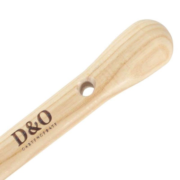 Holzstiel einer Gartenharke mit Loch zum Aufhängen und D und O Logo