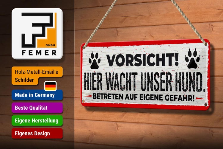 Warnschild mit der Aufschrift 'Vorsicht! Hier wacht unser Hund. Betreten auf eigene Gefahr!'