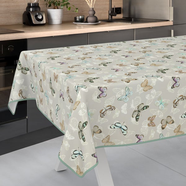 Tischdecke mit Schmetterlingsmuster auf einem Küchentisch