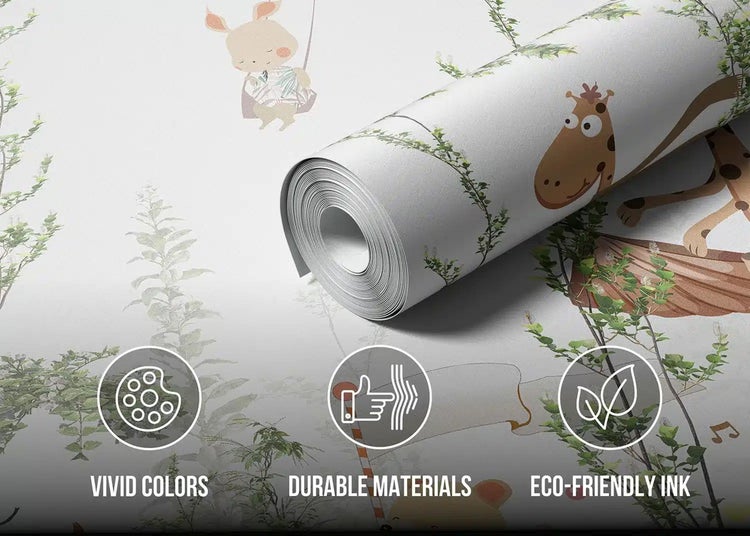 Helle, organisierte Szene mit einer Tapetenbordüre mit Wildblumen-Wiesen-Motiv hinter einer Sitzgelegenheit mit Textilkissen und einer Schale mit Birnen.