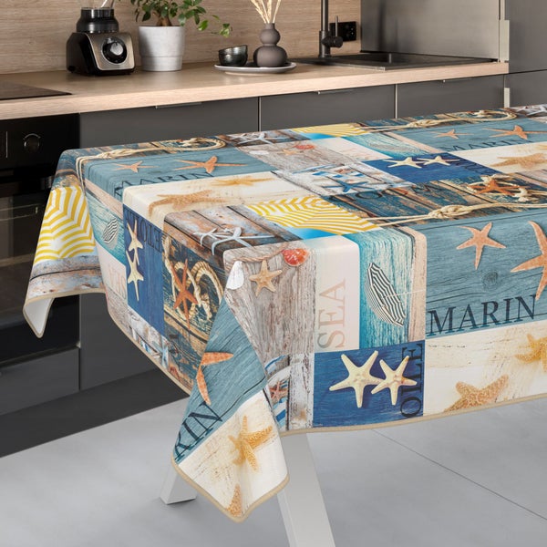 Tischdecke mit maritimem Patchwork-Muster auf Küchentisch