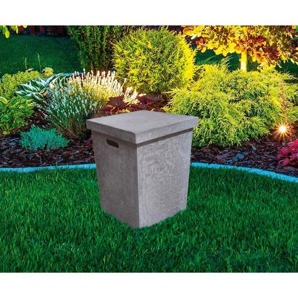 Eckige Gartensteckdose in Steinoptik mit Deckel auf einer Rasenfläche in einem beleuchteten Garten.