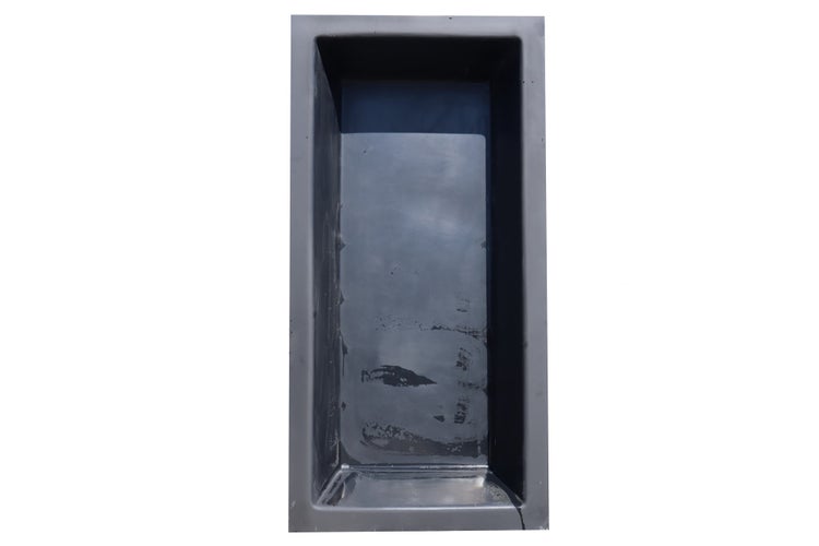 Rechteckiges Teichbecken aus Kunststoff in Dunkelgrau.