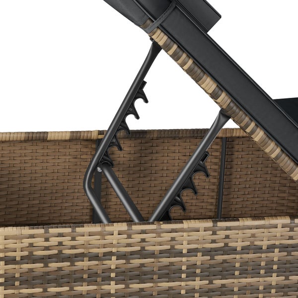 Detailansicht der verstellbaren Rückenlehne einer Gartenliege aus Polyrattan mit schwarzem Metallmechanismus und Polster.