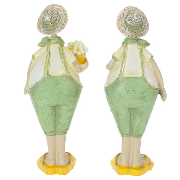 Zwei Deko-Gartenfiguren in grünen Latzhosen und Strohhüten von hinten betrachtet, eine Figur hält einen Blumenkorb.