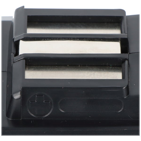 Detailansicht der elektrischen Batteriekontakte im schwarzen Kunststoffgehäuse mit Plus-Symbol.