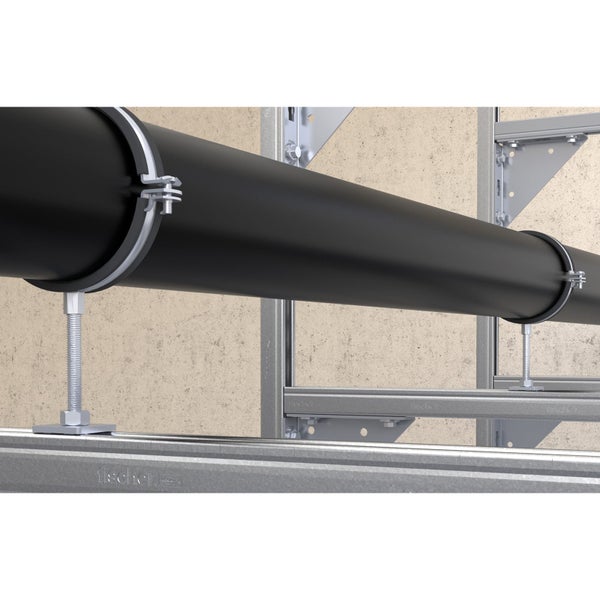 Schwarzes Rohr befestigt mit Rohrschelle und Montageschiene