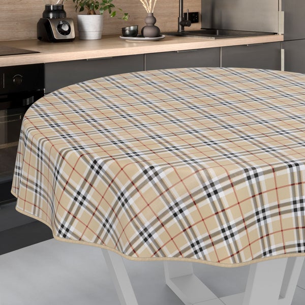 Tisch mit runder Wachstuchdecke im Karomuster