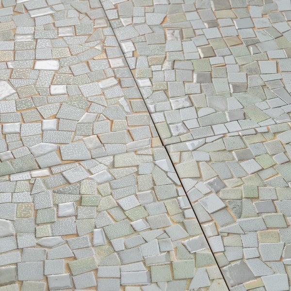 Mosaikfliesen in Steinoptik mit unregelmäßigen Fliesenstücken als Bodenbelag oder Wandverkleidung