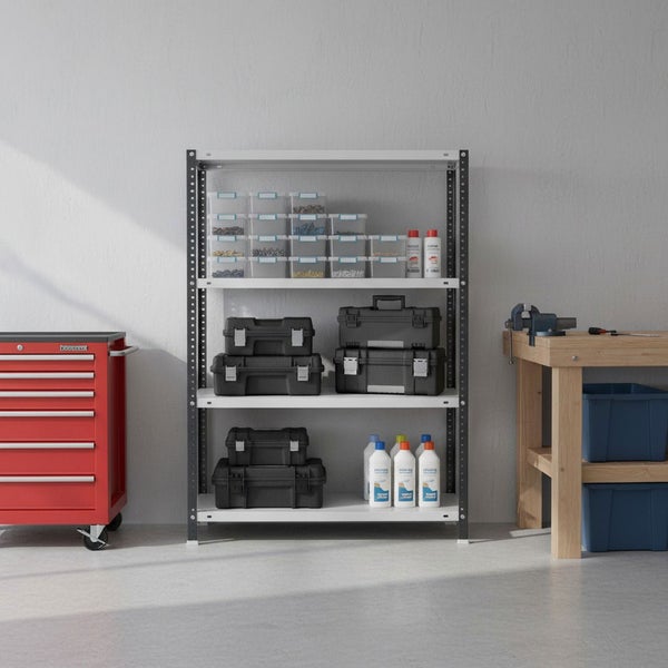 Organisierte Werkstatt mit Metallregal, Werkzeugkoffern, rotem Werkstattwagen und hölzerner Werkbank.