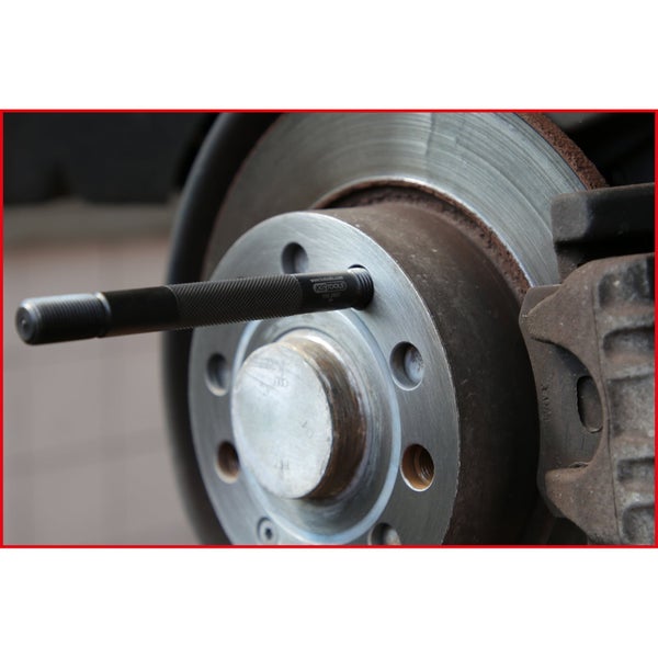 Radnaben-Abzieher im Einsatz an einer Radnabe