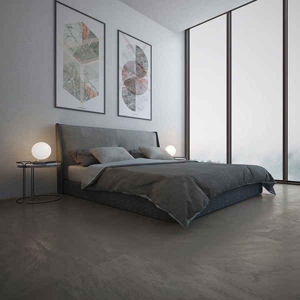 Modernes Schlafzimmer mit Doppelbett, grauer Bettwäsche, Nachttischleuchten und Wandbildern vor einer großen Fensterfront mit Bodenbelag.