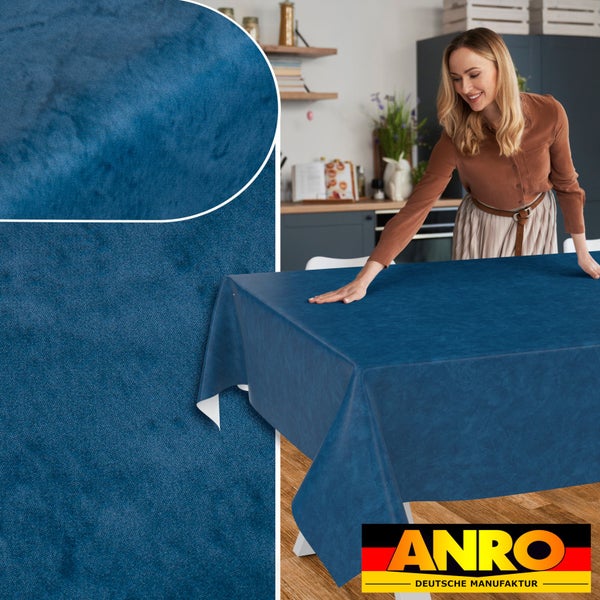 Frau glättet eine blaue Wachstuchtischdecke mit strukturierter Oberfläche in einer hellen Küche, inklusive Detailansicht und ANRO Logo.