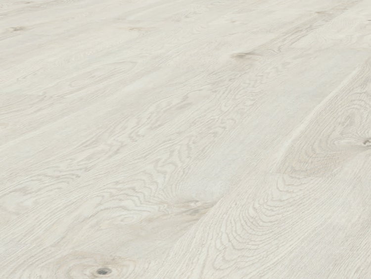 Heller Laminatboden in Eichenoptik mit ausgepragter Holzmaserung