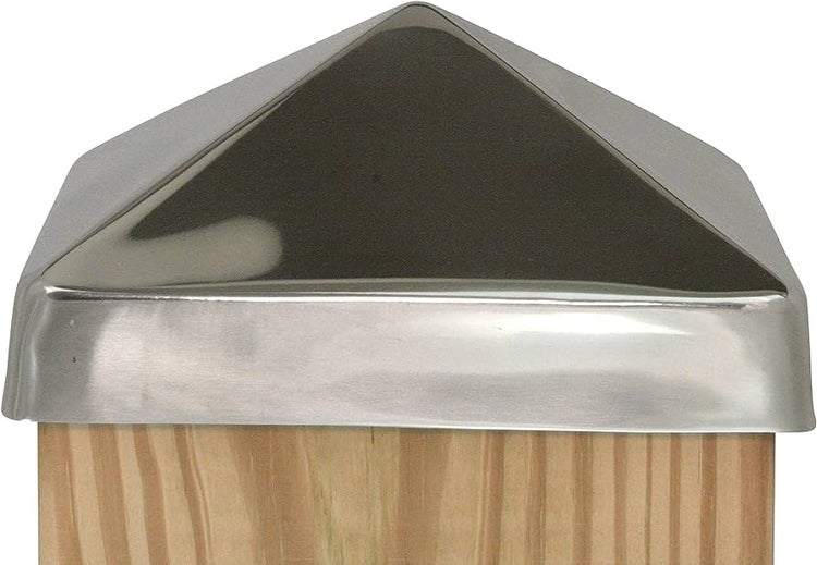 Pfostenabdeckung aus Edelstahl auf einem Holzpfosten