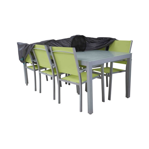 Schutzhülle für Gartenmöbel wird über eine Sitzgruppe mit grauem Metalltisch und hellgrünen Stühlen gezogen.