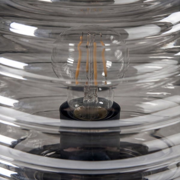 Nahaufnahme eines Filament-Leuchtmittels in einem geriffelten Glasschirm.