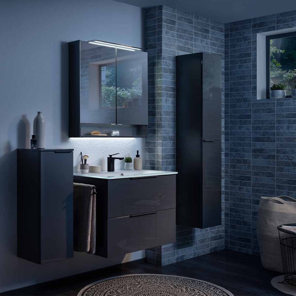 Modernes Badezimmer-Interieur mit Waschbeckenunterschrank, Spiegelschrank und Hochschrank