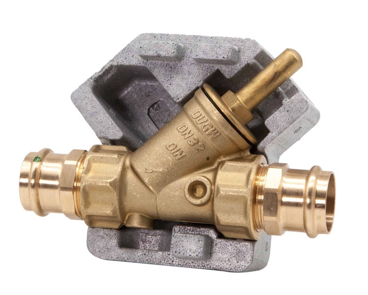 Schrägsitzventil aus Messing mit Trinkwasserzulassung und Pressanschluss Nennweite 32 in Wärmedämmschale.