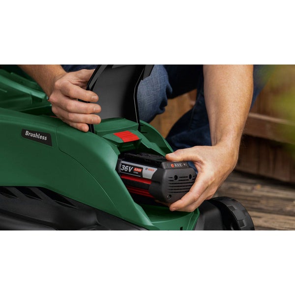 Eine Person setzt einen Bosch 36 Volt 4,0 Amperestunden Akku in einen grünen Akku-Rasenmäher mit Brushless-Motor ein.