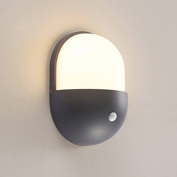 Lindby LED Wandleuchte außen Dianko mit Bewegungsmelder (spritzwassergeschützt (Modern) in Schwarz aus Aluminium (1 flammig, ) - Wandlampe für Außenwand/Hauswand Haus Terrasse und Balkon