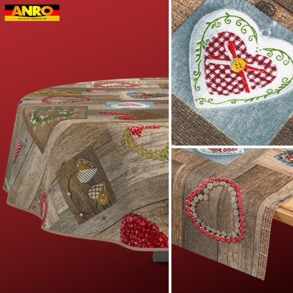 Abwaschbare Tischdecke mit Holzoptik, verschiedenen Herzmotiven und Kränzen im Landhausstil. ANRO DEUTSCHE MANUFAKTUR Logo.