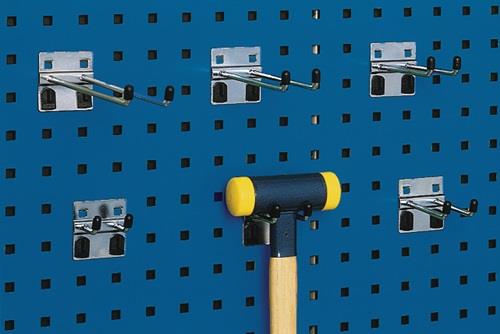 Lochwand mit Werkzeughaken und Gummihammer