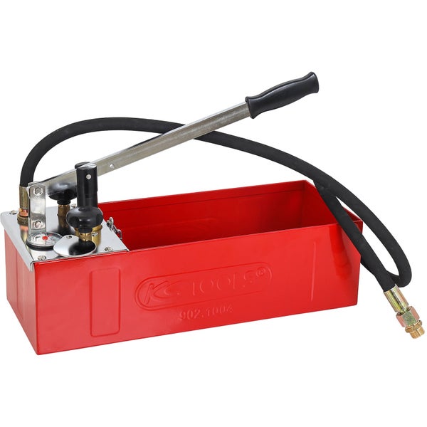 Druckprüfpumpe in rotem Gehäuse mit Manometer und Schlauch