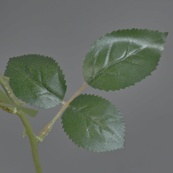 Nahaufnahme von drei künstlichen Rosenblättern an einem Stiel mit gezackten Rändern.