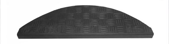 Halbrunde Treppenstufe aus Gummi mit Riffelblechmuster