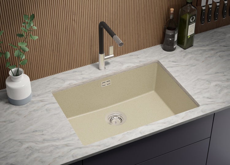 Spüle mit Armatur in einer modernen Küchenumgebung