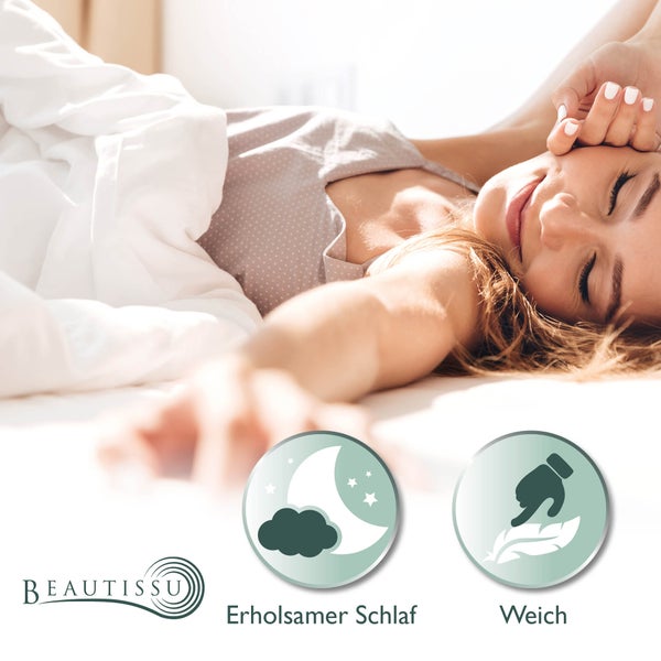 Frau schläft erholsam in einem Bett mit Symbolen für erholsamen Schlaf und weiche Textilien. Beautissu Logo.