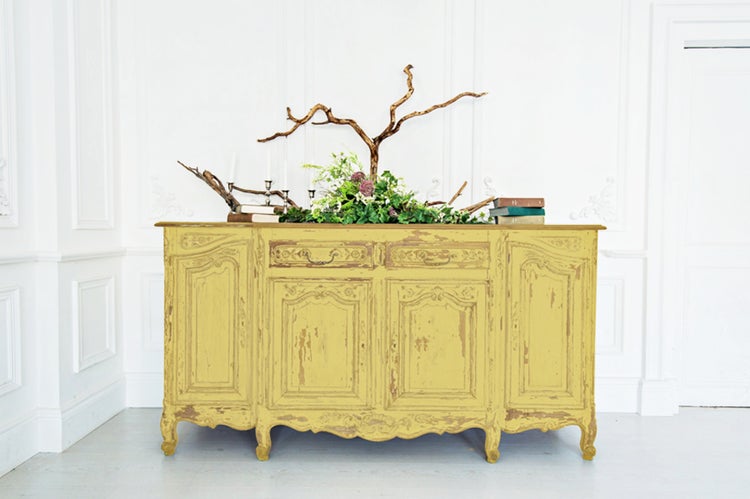 Antike Kommode mit zwei Schubladen und zwei Türen im Vintage-Stil mit floraler Dekoration und Ästen