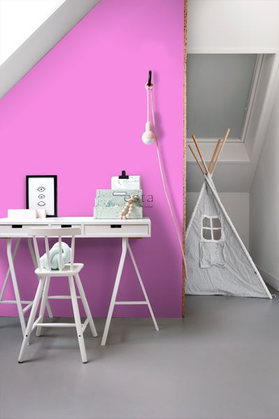 Kinderzimmer mit Schreibtisch, Stuhl, Spielzelt und rosa Wand