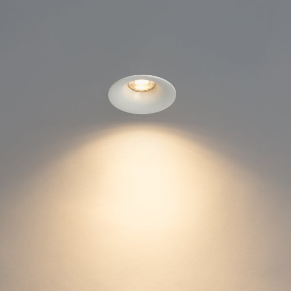 Runder LED-Einbaustrahler mit trichterförmigem weißem Gehäuse.