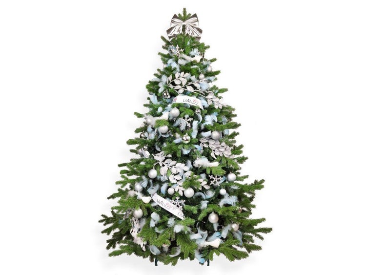Geschmückter künstlicher Weihnachtsbaum mit silbernen Kugeln, Schleifen, Federn und Kunstschnee-Zweigen.