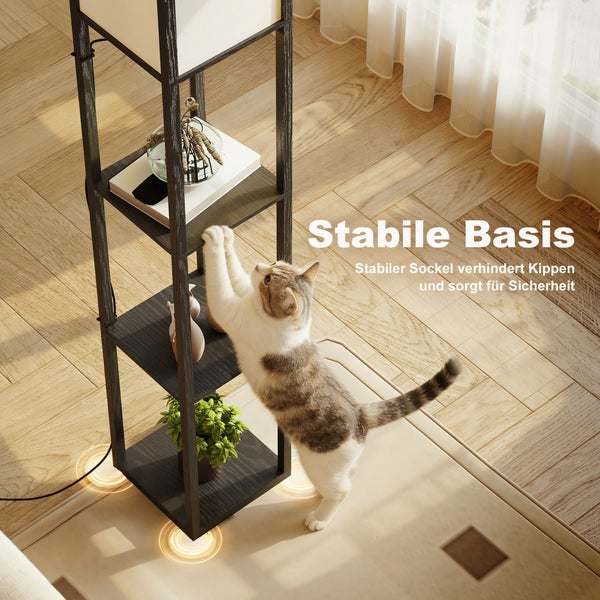 Moderne Stehleuchte mit dunklen Holzregalen und stabiler Basis in hellem Wohnzimmer mit Parkettboden. Eine Katze stützt sich an der Lampe ab.