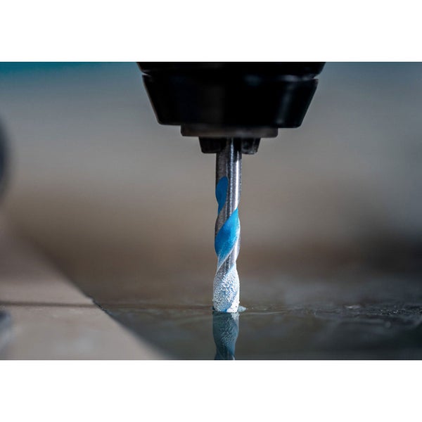 Bohrmaschine mit Spiralbohrer beim Bohren in ein Material