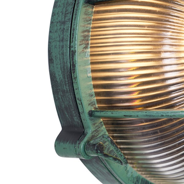 Außenwandleuchte im industriellen Stil mit geripptem Glas und Metallgehäuse in Antik-Optik.