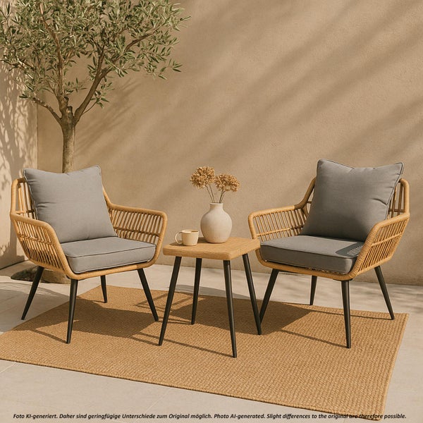 Gartensitzgruppe mit zwei Rattansesseln, Kaffeetisch und Teppich auf der Terrasse