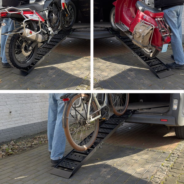 Schwarze Auffahrschiene aus Metall zur Verladung von Motorrädern, Rollern und Fahrrädern in einen Transporter.