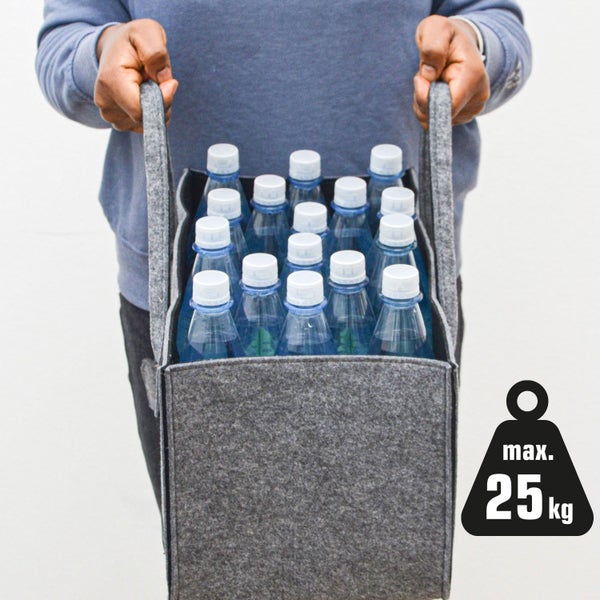 Eine Person trägt eine graue Filztasche gefüllt mit Wasserflaschen, Tragkraft bis maximal 25 Kilogramm.