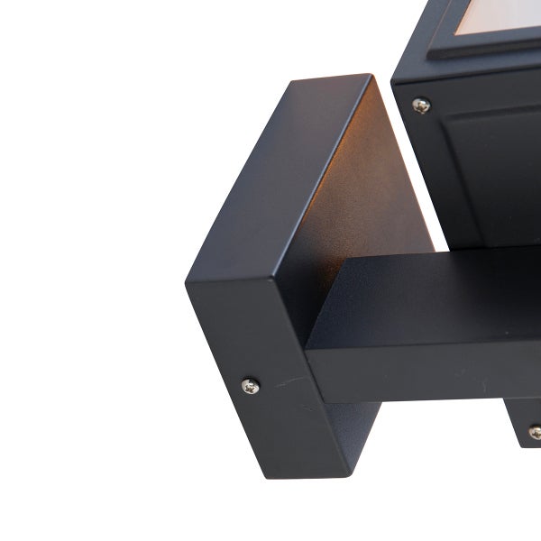 Detailansicht einer schwarzen Wandleuchte mit eckiger Halterung und sichtbaren Schrauben.