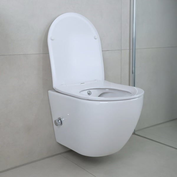 Wand-Hänge-WC mit Bidet-Funktion, geöffnetem Deckel und seitlichem Bedienknopf aus weißer Keramik.